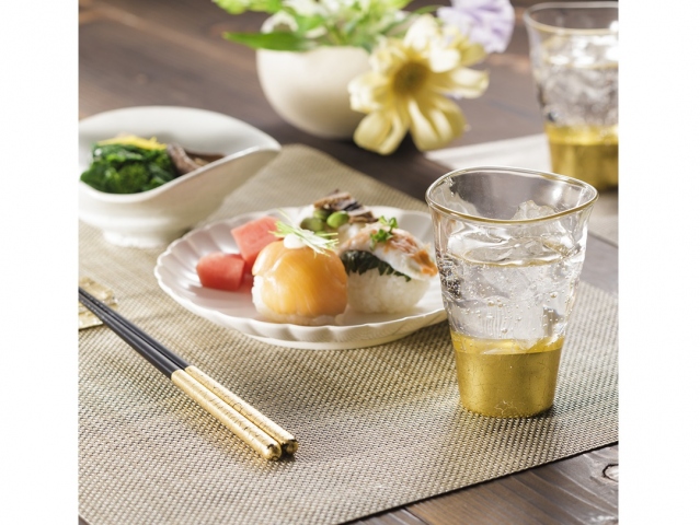 A pair of shot glasses - gold leaf | Products | ALEXCIOUS
