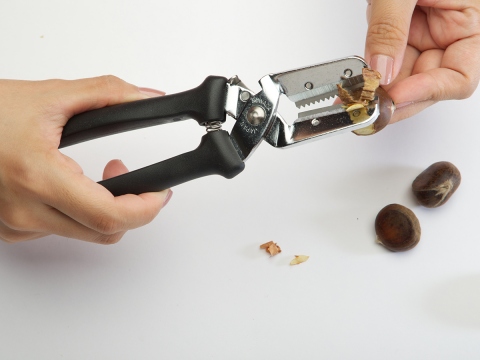 Chestnut peeler – “Kuri-kuri boze”